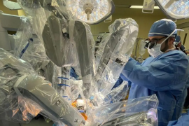 Las primeras pacientes, dos mujeres de 60 y 62 años diagnosticadas con cáncer de endometrio, recibieron histerectomías con apoyo del sistema robótico.