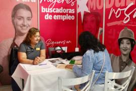 Catorce empresas de la región participan en la Feria del Empleo en Torreón.