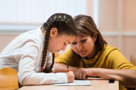 Una maestra sombra es una profesional especializada que brinda acompañamiento individualizado a estudiantes con necesidades educativas especiales o neurodivergencia.