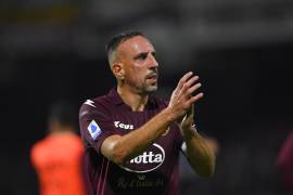 Franck Ribery aplaude a los aficionados después del partido de fútbol de la Serie A italiana entre US Salernitana y SSC Napoli en Salerno, Italia, el 31 de octubre de 2021.