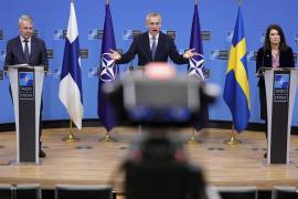 El secretario general de la OTAN, Jens Stoltenberg (c) con el ministro de Relaciones Exteriores de Finlandia, Pekka Haavisto (i) y la ministra de Relaciones Exteriores de Suecia, Ann Linde (d) en Bruselas.