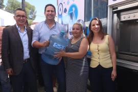 Jesús Lucatero, director de Asuntos Públicos de Arca Continental, y el alcalde Javier Díaz, hicieron la entrega de los primeros garrafones. HÉCTOR GARCÍA