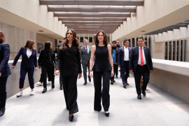 Isabel Díaz, presidenta de la Comunidad de Madrid, junto a Alessandra Rojo de la Vega en su visita a la alcaldía Cuauhtémoc, en la CDMX. FOTO: X / @IDiazAyuso