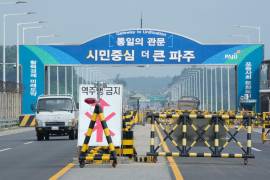 Se colocan barricadas cerca del Puente de Unificación, que conduce a Panmunjom en la Zona Desmilitarizada de Paju, Corea del Sur.