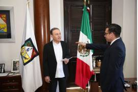 “Hoy tomé protesta a Luis Rogelio Piñeda como nuevo secretario de la Consejería Jurídica del Gobierno del estado”, informó en redes sociales el Gobernador Alfonso Durazo (izq.).