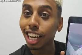 Johnny Somali, de 24 años, es un video artista estadounidense conocido por sus videos en directo en los que provoca a los transeúntes y altera el orden público