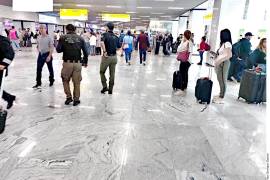 Personal de la Agencia de Investigación Criminal federal en el Aeropuerto Internacional de Guadalajara.