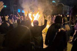 En esta fotografía obtenida por The Associated Press, iraníes asisten a una protesta antigubernamental en Teherán, Irán, el viernes 9 de enero de 2026.