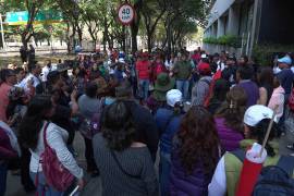En redes sociales fueron compartidos por estudiantes diversos videos en donde se ve a los encapuchados saliendo del plantel por el acceso principal.