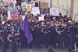 La presencia de elementos de policía durante la marcha del Día Internacional de la Mujer en Saltillo generó debate en redes sociales entre asistentes y colectivas participantes.