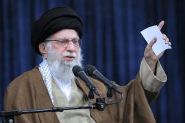 En esta foto, publicada por un sitio web oficial del líder supremo iraní, el ayatolá Ali Khamenei habla en una reunión en Teherán, Irán. FOTO: AP.