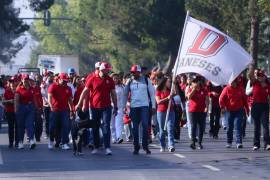 Estudiantes y docentes marcharon por las calles de Saltillo, mostrando su orgullo por el Ateneo Fuente en su 157 aniversario.