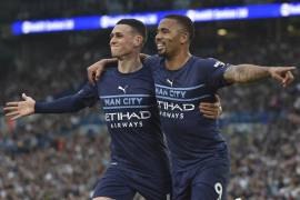 Gabriel Jesus celebra con su compañero City Phil Foden tras anotar el tercer gol del Manchester City.