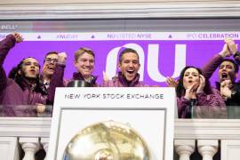 El CEO de NuBank, David Velez (c), aplaude mientras está de pie con los miembros de la compañía y toca la campana de apertura de la Bolsa de Valores de Nueva York. EFE/EPA/Justin Lane