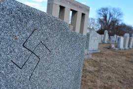 Profanan cementerio judío en EU con mensajes antisemitas