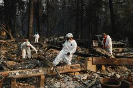 Lluvia ayuda a la extinción de voraz incendio en California