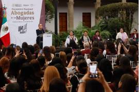 Cuestionada durante la conferencia mañanera sobre cómo podría el País reducir el déficit con su principal socio comercial, la Presidenta Claudia Sheinbaum dijo que reorientando la compra de productos.
