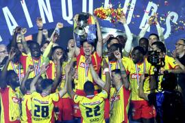 El Lens derrotó a Niza con lo que se convirtió en Campeón de Copa; Thauvin brilló intensamente, anotó un gol y dio asistencia para la coronación.