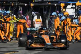 El piloto australiano de Fórmula 1 Daniel Ricciardo, del McLaren F1 Team, hace una parada en boxes durante el Gran Premio de Fórmula 1 de Australia en el circuito Albert Park de Melbourne, Australia.