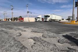 El paso inferior presenta daños severos en la carpeta asfáltica sin atención por parte de las autoridades.