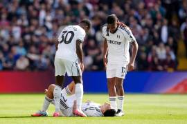 Minutos después de su anotación, Raúl Jiménez muestra molestias en las costillas y es sustituido por Adama Traoré.