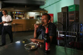 El presidente de Sri Lanka vuelve a prohibir vender alcohol a las mujeres