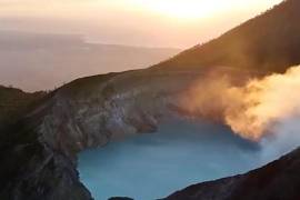 La pareja había subido a la cima del volcán activo, conocido por su popular fenómeno de ‘fuego azul’, para ver el amanecer.