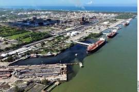 Ante el riesgo de un desastre ecológico en el sur de Tamaulipas, autoridades federales y estatales iniciaron un operativo técnico de contención, toma de muestras y análisis técnicos.