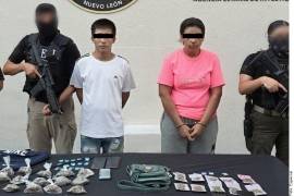 Al ser detenidos, Itzel Zulema, de 23 años, y José Antonio, de 26, tenían en su poder dosis de droga, una báscula y teléfonos celulares.