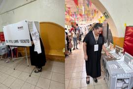 En redes sociales exhiben el momento en el que la funcionaria electoral acude a las urnas | Foto: Especial