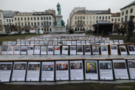 Una instalación con los rostros de estudiantes y ciudadanos muertos en las protestas refleja el clima de dolor e incertidumbre que embarga a la sociedad iraní tras la represión gubernamental.
