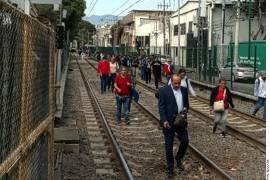 Testigos revelan que, aunque se compraron trenes nuevos de manufactura china, las autoridades omitieron renovar la infraestructura eléctrica, la cual opera al límite y sufre sobrecargas crónicas.