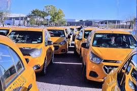 Conductores de taxi recorrieron el centro de Torreón para visibilizar su inconformidad por la competencia de las plataformas digitales.