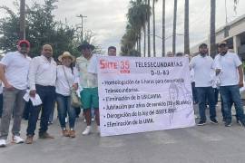 Docentes de la Sección 35 del SNTE marcharon en Torreón para exigir mejoras en salud y esclarecer presuntos fraudes financieros.