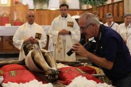 Cada año se realiza un registro fotográfico detallado que permite comparar el estado de la pieza y detectar cualquier daño o deterioro.