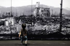 Un niño camina hacia una enorme imagen de Hiroshima devastada por el primer bombardeo atómico en el Museo Memorial de la Paz. El 6 de agosto de 2025 se conmemorará el 80.º aniversario del bombardeo.