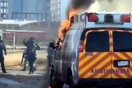 Dos paramédicos voluntarios que acudían a brindar el servicio de emergencia, fueron asesinados y su ambulancia incendiada.