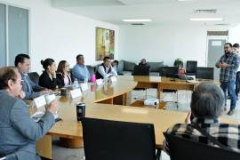 Integrantes de la Comisión escuchan la exposición académica sobre violencia juvenil en Torreón.
