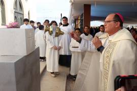 Monseñor Hilario González bendice la primera piedra del nuevo templo en Saltillo.