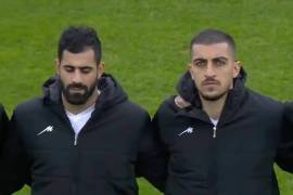 Los jugadores usaron chamarras negras para cubrir todo símbolo relacionado a Irán mientras sonaba su himno nacional