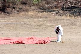 Peritos forenses laboran en la zona donde se desplomó un globo aerostático en el municipio de San Juan Teotihuacán, en el Estado de México.