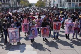 Padres y madres de los 43 estudiantes desaparecidos en Ayotzinapa, Guerrero, y familias otomíes de Casa de los Pueblos y Comunidades Indígenas “Samir Flores”, durante una eucaristía en la Basílica de Guadalupe para pedir justicia por sus hijos.