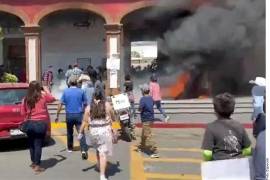 Para exigir agua y apoyo con maquinaria para el combate de un incendio que lleva seis días, habitantes bloquearon las puertas del palacio municipal de Otumba, Estado de México y prendieron una hoguera.