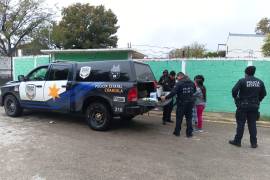 Elementos de la Policía Estatal recorrieron albergues en Ciudad Acuña para brindar alimentos y bebidas calientes.