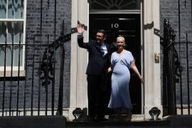 El nuevo primer ministro británico, Andy Burnham (izquierda), y su esposa Marie-France van Heel (derecha) posan en las escaleras de Downing Street después de una audiencia con el rey Carlos III en Londres.