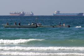 Pescadores trabajan frente a buques tanque al sur del estrecho de Ormuz frente a la ciudad de Ras Al Khaimah, Emiratos Árabes Unidos.