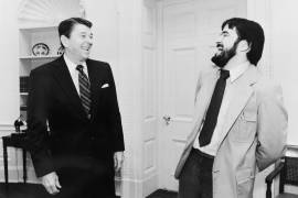 El presidente Ronald Reagan llamó al fotógrafo de Associated Press Washington, D.C., Ron Edmonds, a la Oficina Oval para felicitarlo por ganar el Premio Pulitzer, el 13 de abril de 1982.