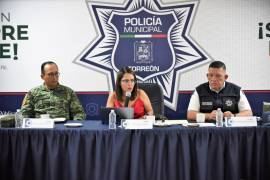 El comisario César Antonio Perales , director de la Policía Municipal, (d) señaló que los vehículos que no porten sus documentos en regla serán retirados.