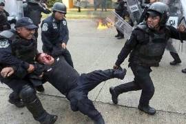 Golpean brutalmente a policía en Acapulco tras protesta