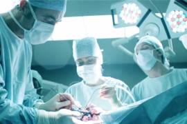 Trasplantan corazón artificial con éxito